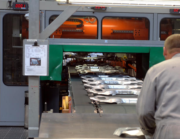 Im Presswerk: Aus flachem Blech machen die tonnenschweren Pressen A4-Teile. Im Presswerk: Aus flachem Blech machen die tonnenschweren Pressen A4-Teile.