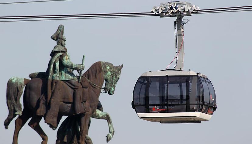 Eine Seilbahngondel fährt am Reiterstandbild von Kaiser Wilhelm am Deutschen Eck in Koblenz vorbei, die dort anlässlich der Bundesgartenschau entstand. In Heilbronn sollen die Gäste stattdessen mit Schiffen befördert werden. Eine Seilbahngondel fährt am Reiterstandbild von Kaiser Wilhelm am Deutschen Eck in Koblenz vorbei, die dort anlässlich der Bundesgartenschau entstand. In Heilbronn sollen die Gäste stattdessen mit Schiffen befördert werden.