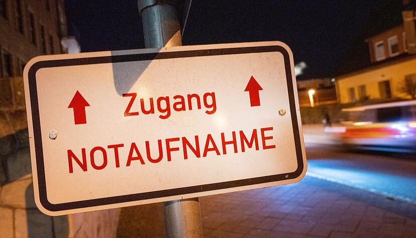 Der Schriftzug «Zugang Notaufnahme» hängt vor einem Gebäude einer Klinik. Der Schriftzug «Zugang Notaufnahme» hängt vor einem Gebäude einer Klinik.