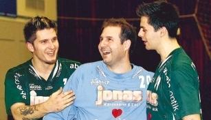 Gut gemacht: Fabian Gerstlauer (von links), Torhüter Jochen Hoffmann und Max Trampusch freuen sich über die grandiose Leistung zum Jahresende.Foto: Veigel Gut gemacht: Fabian Gerstlauer (von links), Torhüter Jochen Hoffmann und Max Trampusch freuen sich über die grandiose Leistung zum Jahresende.Foto: Veigel