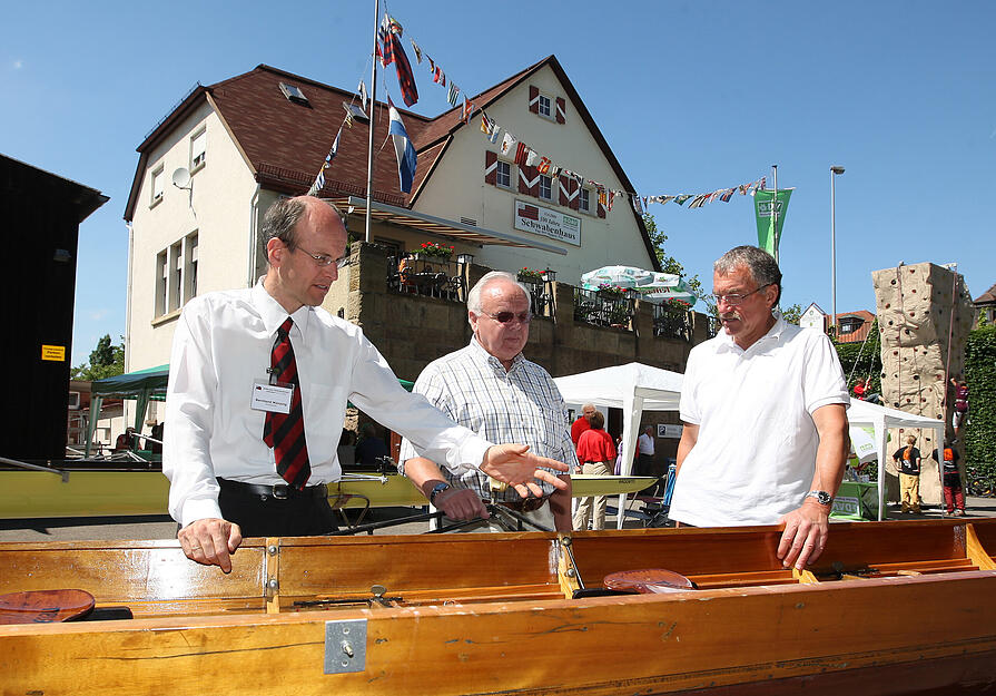 2009: Es herrscht Hocketse-Stimmung in der Badstraße beim Tag der offenen Tür, den die Ruderschwaben und die Sektion Heilbronn
des Deutschen Alpenvereins (DAV) zum 100. Geburtstag des Schwabenhauses veranstalten. Von links im Bild: Ruderschwaben-Vorstand Bernhard Münzing mit Klaus Koch und Gerhard Vollmer. Das Schwabenhaus beherbergt seit 1988 die Geschäftsstelle des Deutschen Alpenvereins. 2009: Es herrscht Hocketse-Stimmung in der Badstraße beim Tag der offenen Tür, den die Ruderschwaben und die Sektion Heilbronn
des Deutschen Alpenvereins (DAV) zum 100. Geburtstag des Schwabenhauses veranstalten. Von links im Bild: Ruderschwaben-Vorstand Bernhard Münzing mit Klaus Koch und Gerhard Vollmer. Das Schwabenhaus beherbergt seit 1988 die Geschäftsstelle des Deutschen Alpenvereins.