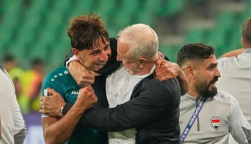 Bangen um ihre Teilnahme an den WM-Playoffs: Mohanad Ali und Iraks Trainer Graham Arnold. (Archivbild) Bangen um ihre Teilnahme an den WM-Playoffs: Mohanad Ali und Iraks Trainer Graham Arnold. (Archivbild)