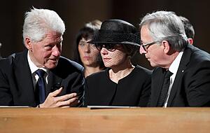 Der fr&uuml;here US-Pr&auml;sident Bill Clinton, Maike Kohl-Richter und EU-Kommissionspr&auml;sident Jean-Claude Juncker.