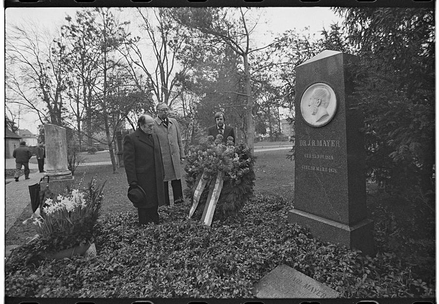 Gedenken auf dem Alten Friedhof in Heilbronn: Mit einer Kranzniederlegung zum 100. Todestag ehren Kulturbürgermeister Erwin Fuchs, Stadtarchivdirektor Dr. Helmut Schmolz und Museumsdirektor Dr. Andreas Pfeiffer den Wissenschaftler.