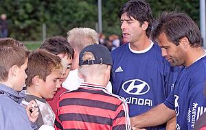 Löw 2004 in Möckmühl (Zweiter von rechts) neben Ulf Kirsten. Löw 2004 in Möckmühl (Zweiter von rechts) neben Ulf Kirsten.