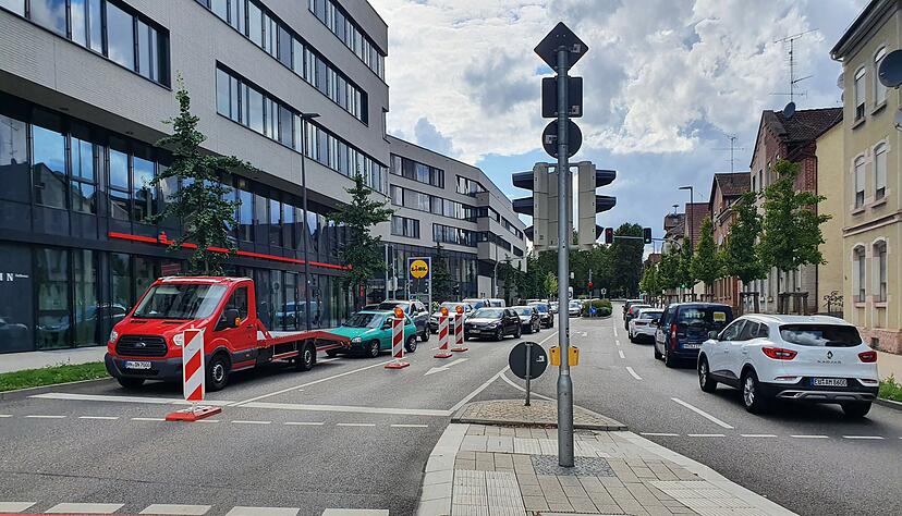 Auf der Großgartacher Straße staut sich auf Höhe der S-Bahn-Station der Verkehr wegen einer Baustelle und einer Umleitung.
Foto: AndreDaub Auf der Großgartacher Straße staut sich auf Höhe der S-Bahn-Station der Verkehr wegen einer Baustelle und einer Umleitung.
Foto: AndreDaub