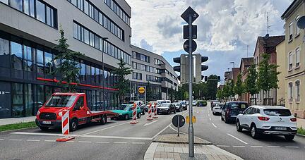 Auf der Großgartacher Straße staut sich auf Höhe der S-Bahn-Station der Verkehr wegen einer Baustelle und einer Umleitung.
Foto: AndreDaub