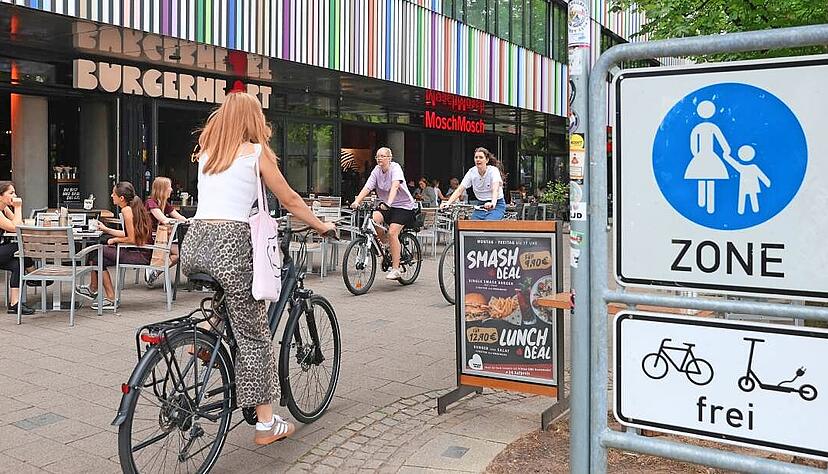 Am Heilbronner Neckarufer vor dem Marrahaus geht es eng zu. Es gibt &Uuml;berlegungen, den Radweg zu verlegen.