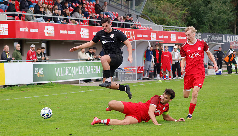 Zwar gab es intensive Zweikämpfe, hier zwischen Pfedelbachs Albin Salihu (Pfedelbach) und Heilbronns Mimis Salija, doch insgesamt war die Partie nicht unfair.