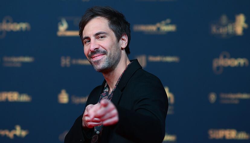 Der Sänger hat sich beim Kuhstreicheln einen Finger gebrochen. (Archivbild) Der Sänger hat sich beim Kuhstreicheln einen Finger gebrochen. (Archivbild)