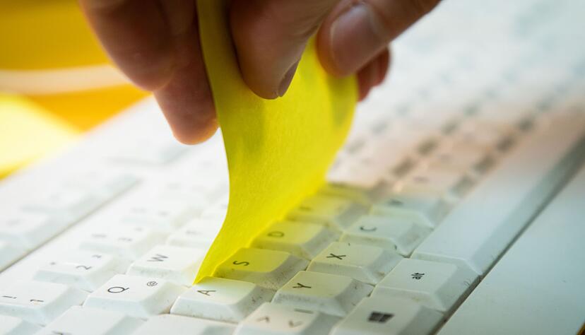 Schritt 2: Den Zettel zwischen die Tastenreihen schieben und durchziehen. Schritt 2: Den Zettel zwischen die Tastenreihen schieben und durchziehen.