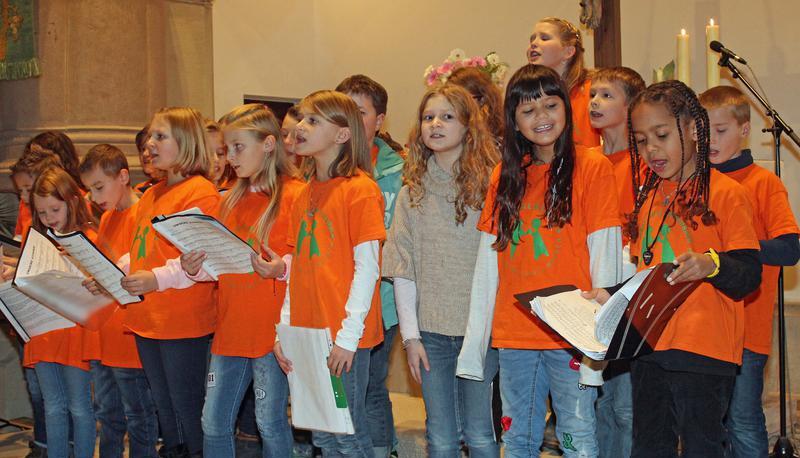 Die Jungen und M&auml;dchen vom Massenbacher Grundschulchor er&ouml;ffneten das Konzert in der Georgskirche und lie&szlig;en in einem ihrer Lieder die "Drachen im Wind" fliegen.
Foto: Gabi Muth