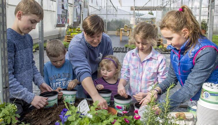 Kinder haben Spaß am Gärtnern: Lars, Jonathan, Projektbetreuerin Simone Mauk, Sarah, Viola und Mara (von links) beim Einsäen von Kresse.
Foto: Mario Berger Kinder haben Spaß am Gärtnern: Lars, Jonathan, Projektbetreuerin Simone Mauk, Sarah, Viola und Mara (von links) beim Einsäen von Kresse.
Foto: Mario Berger