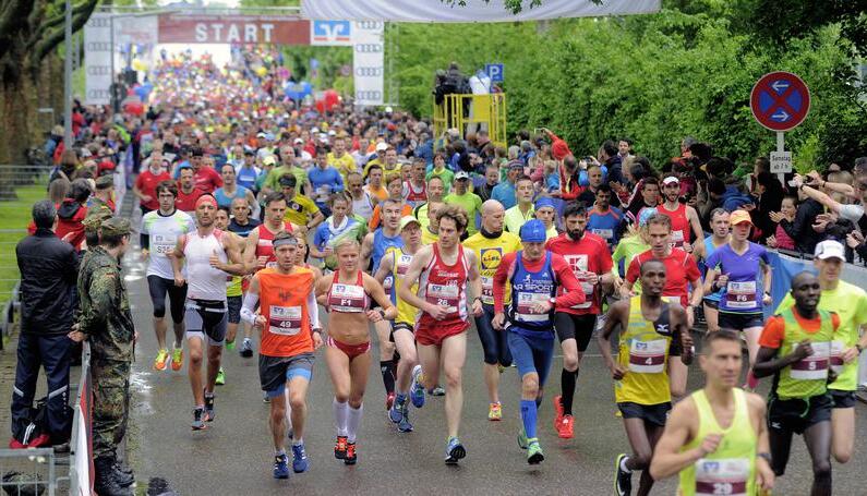Viel Flair auf einer besonders schönen und harten Strecke: Läufer und Fans loben den Trollinger-Marathon gleichermaßen. Die Veranstalter denken nicht daran, dieses Konzept mit zusätzlichen Strecken zu verwässern. Viel Flair auf einer besonders schönen und harten Strecke: Läufer und Fans loben den Trollinger-Marathon gleichermaßen. Die Veranstalter denken nicht daran, dieses Konzept mit zusätzlichen Strecken zu verwässern.