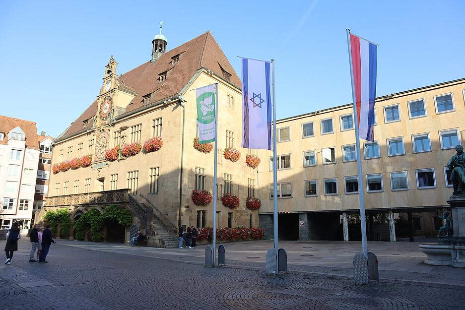 Über dem Marktplatz am Heilbronner Rathaus wehen nun wieder drei Flaggen. Über dem Marktplatz am Heilbronner Rathaus wehen nun wieder drei Flaggen.