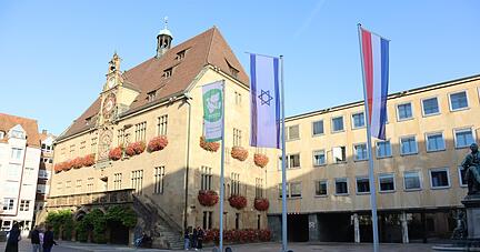 Über dem Marktplatz am Heilbronner Rathaus wehen nun wieder drei Flaggen.