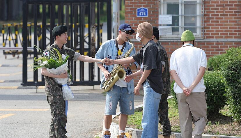 BTS-Sänger Jin nach seiner Entlassung aus de,  Militärdienst zusammen mit seinen Bandmitgliedern.