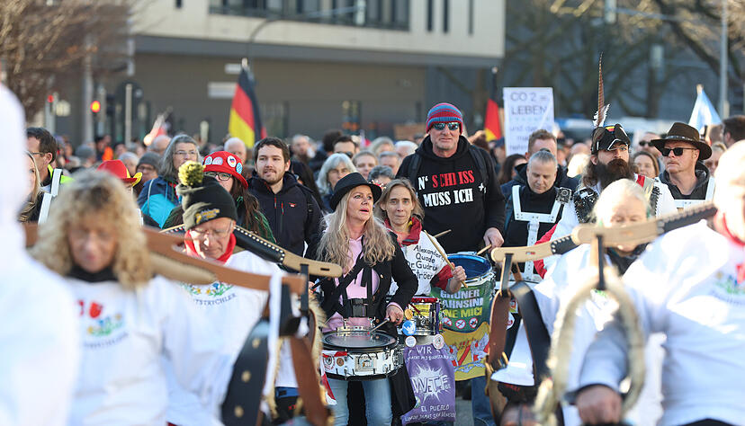 Über 700 Fußgänger haben am Protestzug gegen die Regierungspolitik durch die Heilbronner Innenstadt teilgenommen. Veranstalter war "Heilbronn steht auf".