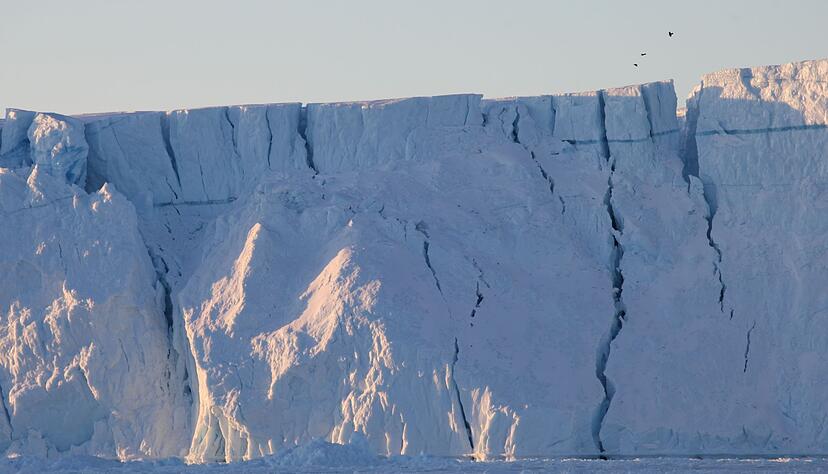 Risse sind im Ilulissat-Eisfjord in einem riesigen Eisberg zu sehen.