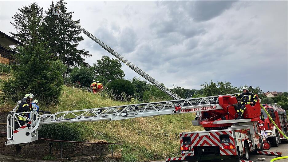 In Löwenstein-Reisach kommt beim Brand eines Dachstuhls die Drehleiter der Feuerwehr zum Einsatz. In Löwenstein-Reisach kommt beim Brand eines Dachstuhls die Drehleiter der Feuerwehr zum Einsatz.