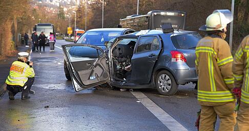 Ein t&ouml;dlicher Unfall hat sich in Esslingen ereignet. Eine Autofahrerin ist frontal in einen Linienbus gekracht.