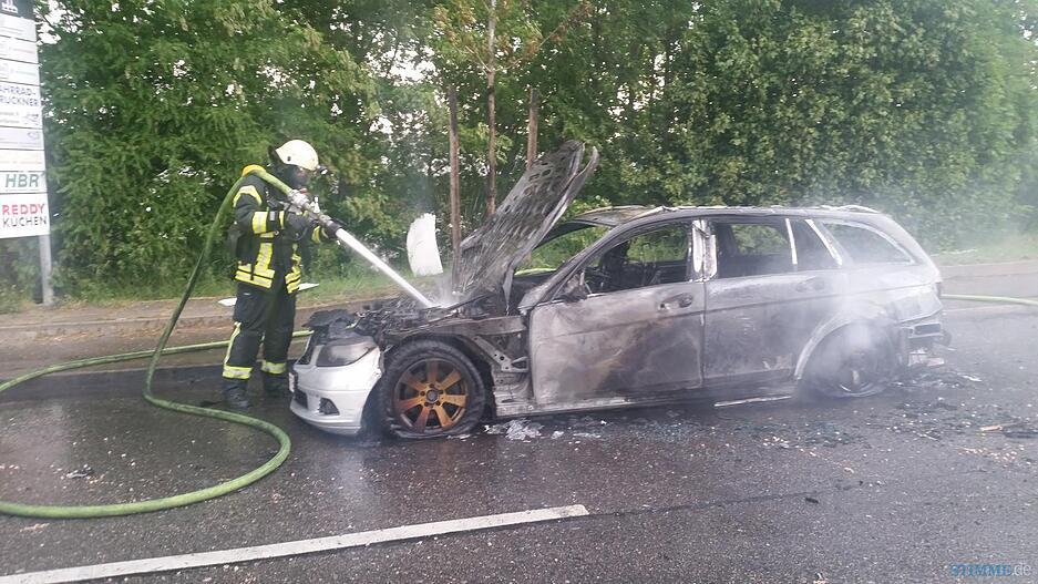 Fahrzeugbrand an der Karl-W&uuml;st-Br&uuml;cke