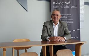 Gesch&auml;ftsf&uuml;hrer Dirk J&auml;gers an einer Schulbank aus den 70er Jahren. Schulm&ouml;bel bleiben wichtig, doch Innovationen finden woanders statt.
Fotos: Christian Gleichauf