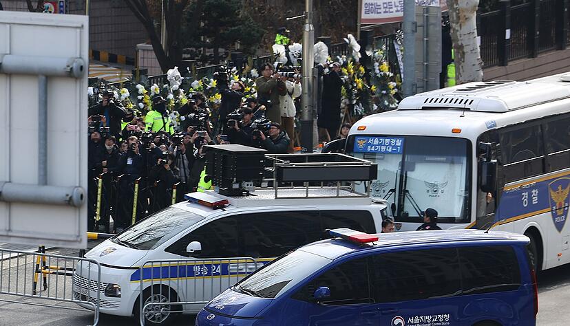 Yoon Suk Yeol wurde in einem blauen Van zur Anhörung in das Gericht gebracht. Yoon Suk Yeol wurde in einem blauen Van zur Anhörung in das Gericht gebracht.