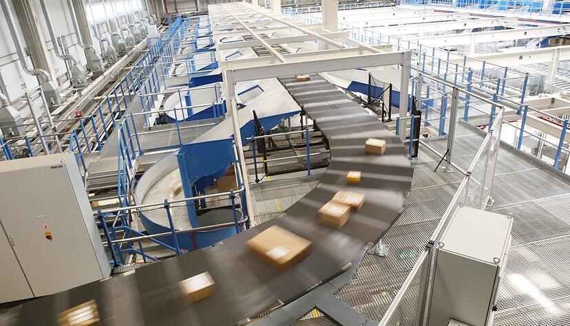 Wie hier bei Hermes in Bad Rappenau-Bonfeld nehmen auch private Pasketdienstleister Sendungen ins Ausland an. Viele m&uuml;ssen sich aber nun auf neue Zoll-Regeln f&uuml;r die USA einstellen, jedenfalls f&uuml;r bestimmte Kunden.