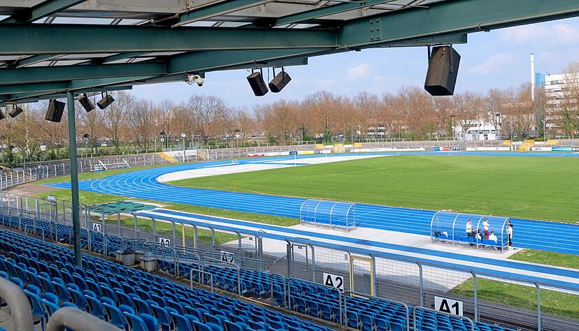 Das Heilbronner Frankenstadion wird f&uuml;r den Umzug des Regionalligisten und m&ouml;glichen Drittligisten SGV Freiberg fit gemacht.