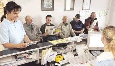Immer weniger Ärzte auf dem flachen Land sorgen für volle Wartezimmer und entsprechend lange Wartezeiten. Foto: dpa