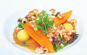 Das Leipziger Allerlei kreiert Küchenchef Jan-Sören Hoch aus Fisch, Flusskrebsen, Morcheln und Krustentierfond.