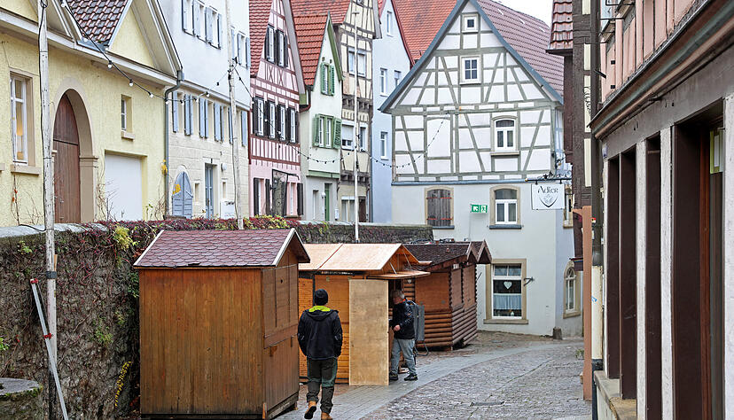 In den schmalen Gassen von Bad Wimpfen wurden die Stände des Weihnachtsmarkts aufgestellt.