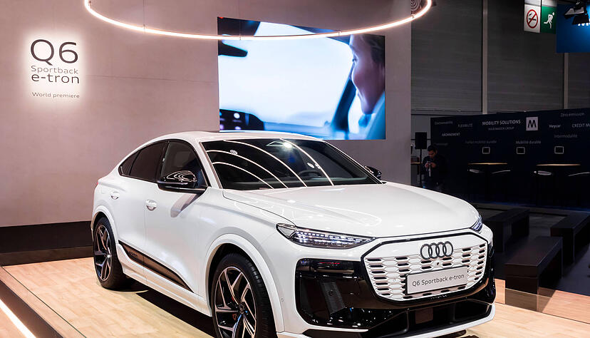 Audi bietet das Keyless-Go-System in mehreren seiner Modelle an. Besitzer können so gänzlich ohne Schlüssel ihr Auto öffnen oder den Motor starten. Ein Modell, in dem das System verbaut ist, ist etwa der Audi Q6 e-tron.
