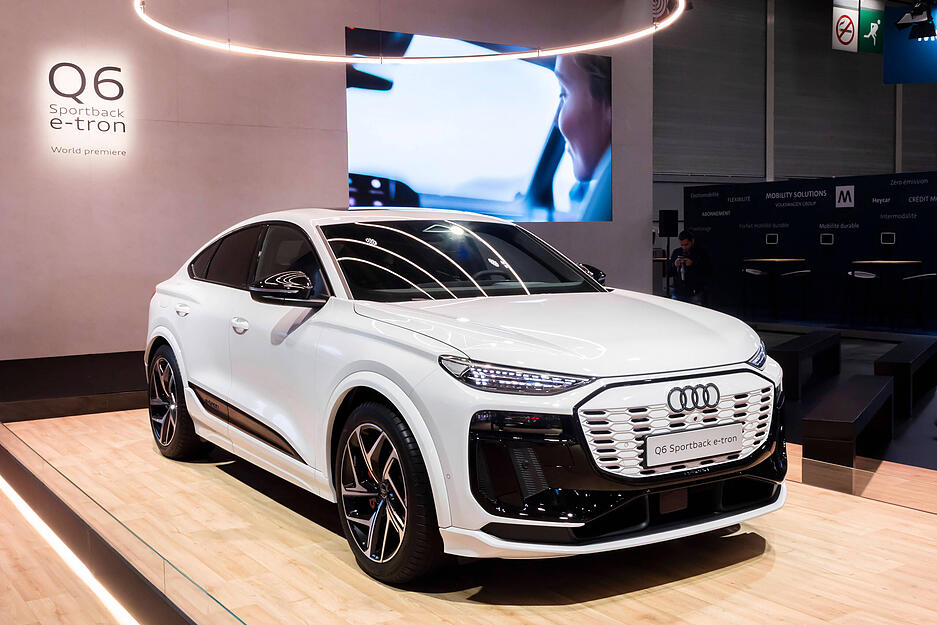 Audi bietet das Keyless-Go-System in mehreren seiner Modelle an. Besitzer können so gänzlich ohne Schlüssel ihr Auto öffnen oder den Motor starten. Ein Modell, in dem das System verbaut ist, ist etwa der Audi Q6 e-tron.