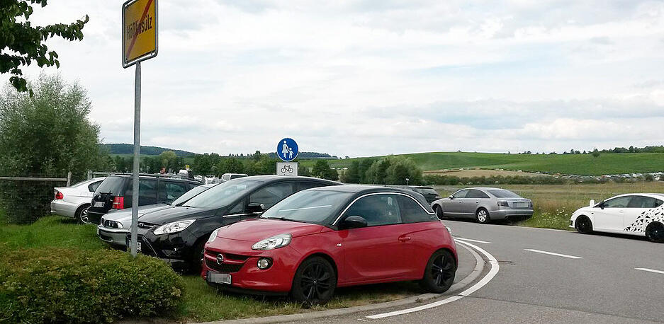 Bei Hößlinsülz parken Autos auf Grünstreifen und am Straßenrand. Zum Ärger einiger Anwohner stellten Badegäste ihre  Fahrzeuge auch auf Gehwegen im Wohngebiet ab. Foto: Rose Frank