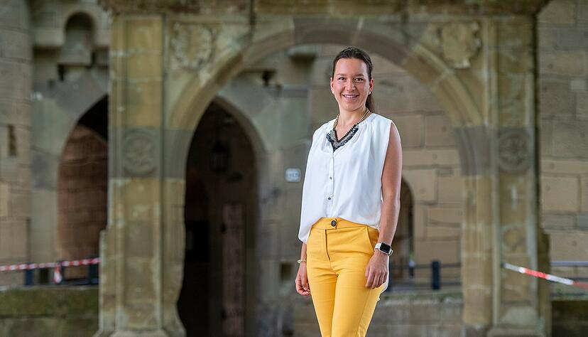Lena Landwehr vor dem Schloss Neuenstein, traditioneller Premieren-Ort der Kultursommersaison. Landwehr ist seit Ende 2020 Regionalmanagerin für Kultur in Hohenlohe.
Foto: Mario Berger Lena Landwehr vor dem Schloss Neuenstein, traditioneller Premieren-Ort der Kultursommersaison. Landwehr ist seit Ende 2020 Regionalmanagerin für Kultur in Hohenlohe.
Foto: Mario Berger