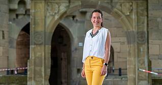 Lena Landwehr vor dem Schloss Neuenstein, traditioneller Premieren-Ort der Kultursommersaison. Landwehr ist seit Ende 2020 Regionalmanagerin für Kultur in Hohenlohe.
Foto: Mario Berger Lena Landwehr vor dem Schloss Neuenstein, traditioneller Premieren-Ort der Kultursommersaison. Landwehr ist seit Ende 2020 Regionalmanagerin für Kultur in Hohenlohe.
Foto: Mario Berger