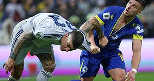 VfB-St&uuml;rmer Ermedin Demirovic (rechts) schafft mit Bosnien die Sensation und steht nach einem Sieg im Elfmeterschie&szlig;en gegen Italien als weiterer WM-Teilnehmer fest. Aus diesem Grund wird der Angreifer den VfB-Fans Bier spendieren.