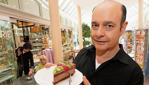 "Der Schwabe stellt gern alles in Frage": Konditormeister Gerhard Münch, hier ein Bild aus alten Tagen, bewirtet jetzt in Berlin viele Heilbronner.Foto: Archiv/Sawatzki "Der Schwabe stellt gern alles in Frage": Konditormeister Gerhard Münch, hier ein Bild aus alten Tagen, bewirtet jetzt in Berlin viele Heilbronner.Foto: Archiv/Sawatzki