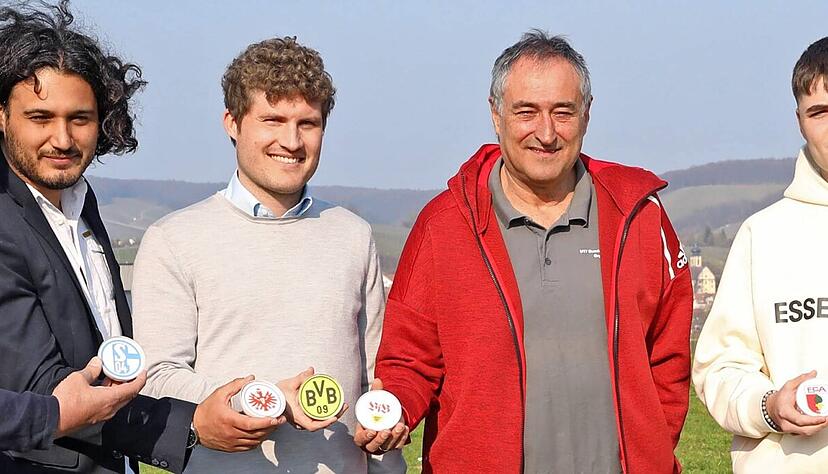 Bei der Gruppenauslosung waren dabei (von links): Uwe Driftmeier (Signal Iduna Bezirksdirektion Öhringen, Namenssponsor), Altin Zhegrova (Stadt Heilbronn), Daniel Drautz (Geschäftsführer Genossenschaftskellerei Heilbronn eG), Jürgen Birkert (Vorsitzender U17 Bundesliga Cup e.V.), Lilian Egloff (Profi VfB Stuttgart) und Sebastian Ziebell (VfR Heilbronn). Bei der Gruppenauslosung waren dabei (von links): Uwe Driftmeier (Signal Iduna Bezirksdirektion Öhringen, Namenssponsor), Altin Zhegrova (Stadt Heilbronn), Daniel Drautz (Geschäftsführer Genossenschaftskellerei Heilbronn eG), Jürgen Birkert (Vorsitzender U17 Bundesliga Cup e.V.), Lilian Egloff (Profi VfB Stuttgart) und Sebastian Ziebell (VfR Heilbronn).