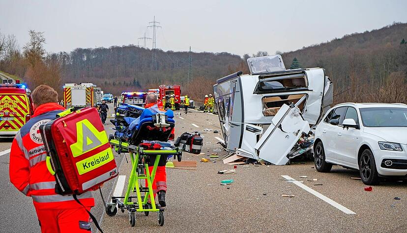 Auf der A6 bei Sinsheim ist es zu einem schweren Unfall gekommen. Es soll mehrere Schwerverletzte geben.