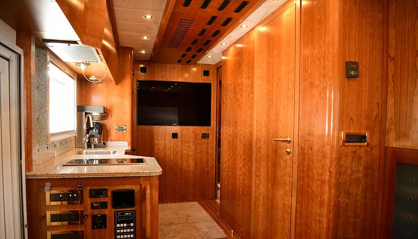 Sind wir im Luxushotel gelandet? N&ouml;, so sieht's in der Kabine aus, die der kernige Laster huckepack tr&auml;gt.