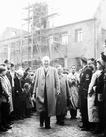 1950: Theodor Heuss und Oberbürgermeister Paul Meyle vor der Heilbronner Rathaus-Ruine. Der Besuch des Bundespräsidenten am 15. und 16. September gilt der Einweihung dreier Schulen: Rosenauschule, Robert-Mayer-Oberschule und das an diesem Tag nach ihm benannte Theodor-Heuss-Gymnasium. 1950: Theodor Heuss und Oberbürgermeister Paul Meyle vor der Heilbronner Rathaus-Ruine. Der Besuch des Bundespräsidenten am 15. und 16. September gilt der Einweihung dreier Schulen: Rosenauschule, Robert-Mayer-Oberschule und das an diesem Tag nach ihm benannte Theodor-Heuss-Gymnasium.