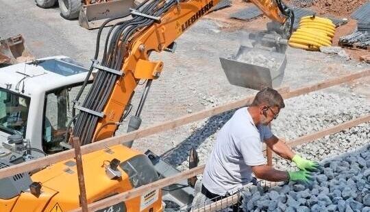 Auch an den Außenanlagen wurde fleißig gearbeitet, wie hier im hinteren Bereich des Geländes. Die Bepflanzung ist bereits erfolgt. Auch an den Außenanlagen wurde fleißig gearbeitet, wie hier im hinteren Bereich des Geländes. Die Bepflanzung ist bereits erfolgt.