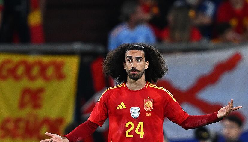 Marc Cucurella wird im Halbfinale der EM 2024 gegen Frankreich von Fans ausgepfiffen. Marc Cucurella wird im Halbfinale der EM 2024 gegen Frankreich von Fans ausgepfiffen.