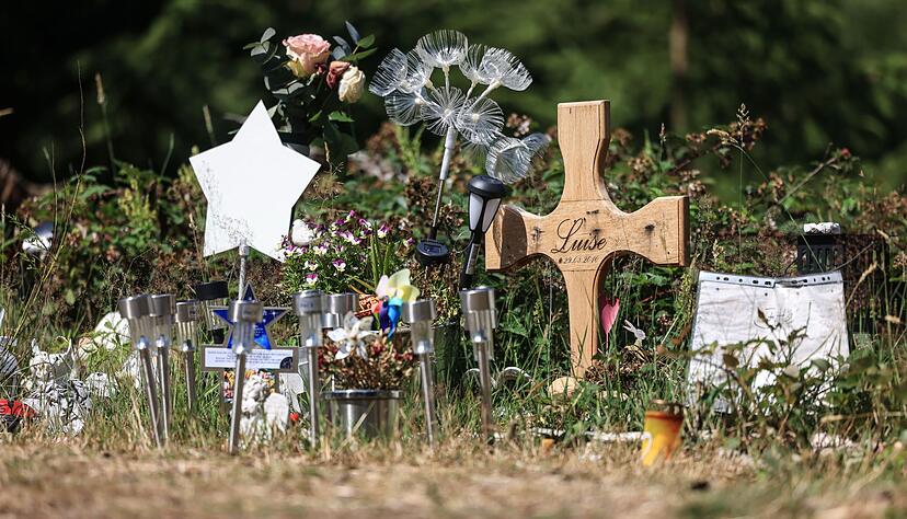Am Waldrand wurde die Zwölfjährige getötet - eine kleine Gedenkstätte erinnert dort an das Mädchen. (Archivbild) Am Waldrand wurde die Zwölfjährige getötet - eine kleine Gedenkstätte erinnert dort an das Mädchen. (Archivbild)