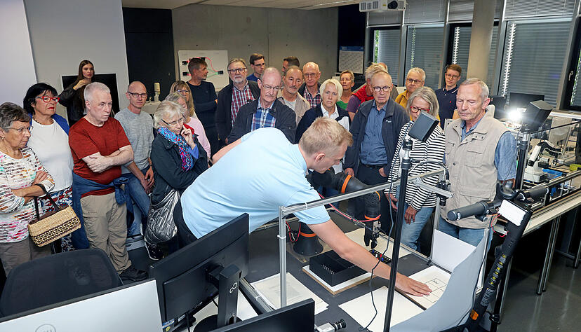 Teilnehmer des Lesersommers erkunden das KI-Labor an der Hochschule Heilbronn.