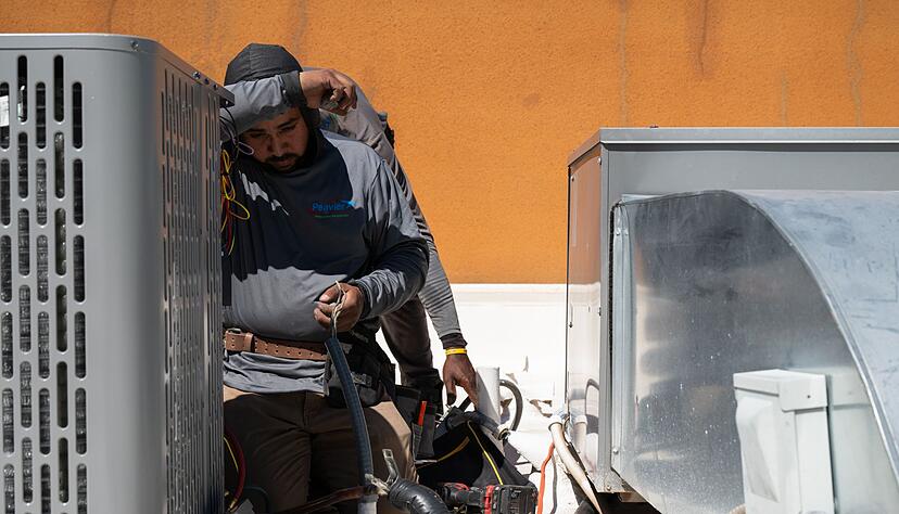 Hitze wie sonst erst im Mai bringt die Menschen und Tiere in Arizona gerade an ihre Grenzen. Hitze wie sonst erst im Mai bringt die Menschen und Tiere in Arizona gerade an ihre Grenzen.