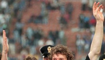 Die Schalker Marc Wilmots (links) und Jens Lehmann bejubeln im Mailänder Giuseppe-Meazza-Stadion den gewonnenen UEFA-Cup (Archivfoto vom 21.05.1997).